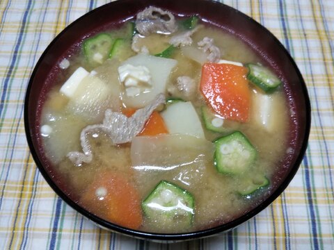 オクラとじゃが芋と人参と大根と豆腐入り豚汁☆